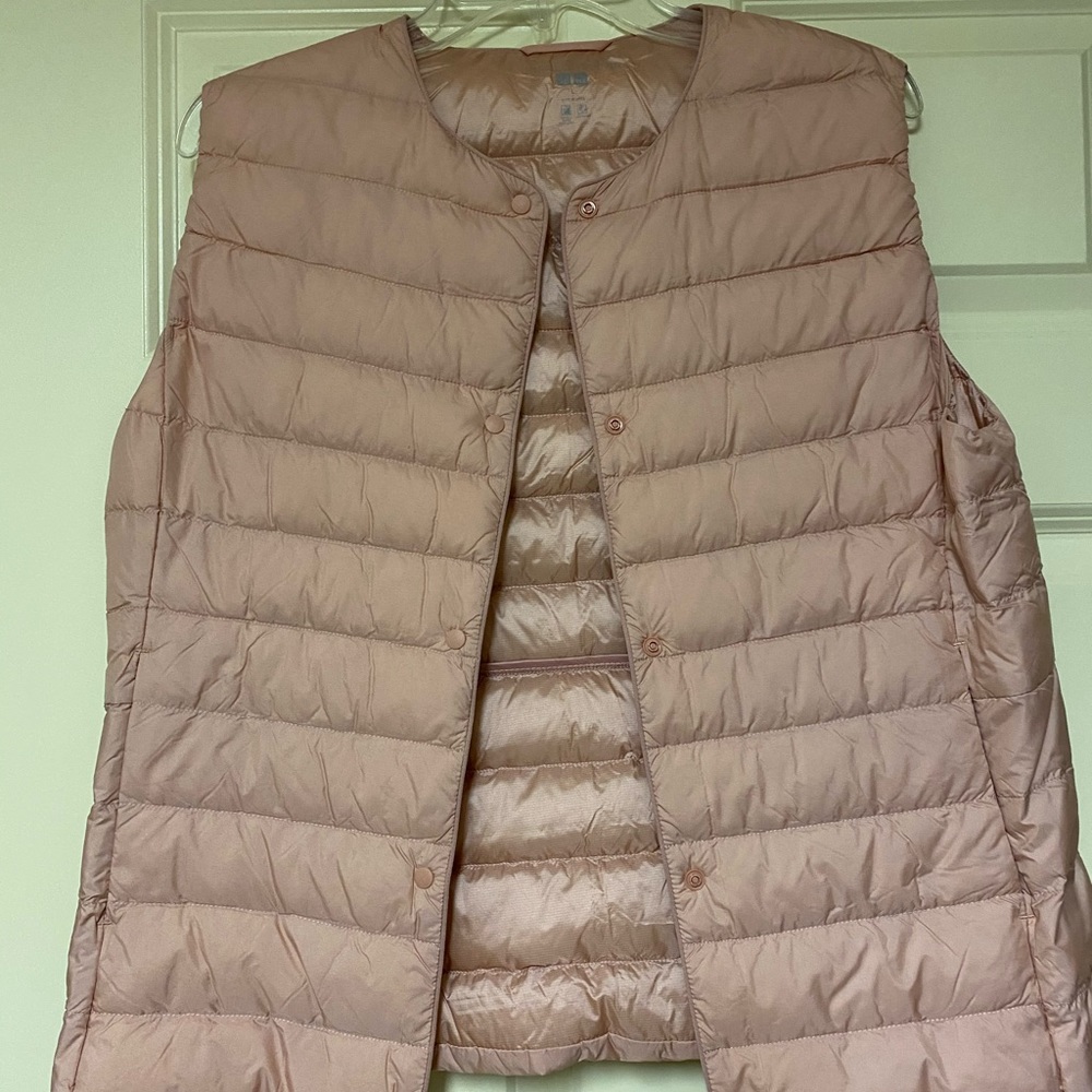 Women’s Ultra light down vest  with travel bag.